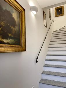 una escalera con una pintura en la pared y una pintura en Casa Marchisio, en Canale