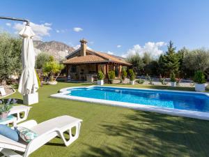 eine Villa mit einem Pool und einem Haus in der Unterkunft Bancalillo redondo in Dúrcal