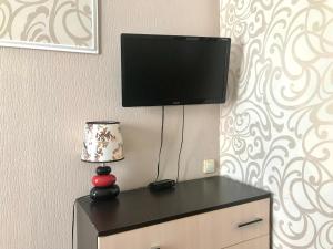 ハバロフスクにあるバレンシア ミニ ホテルのドレッサーの上に薄型テレビが備わります。