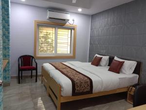 Postel nebo postele na pokoji v ubytování Soukyam Hotel