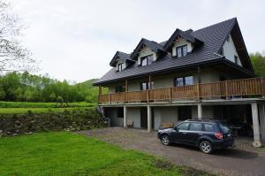 une voiture garée devant une maison dans l'établissement Powidok, à Wetlina