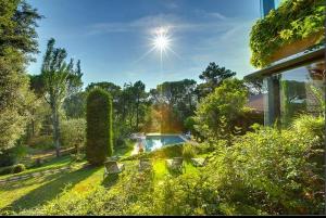 um jardim com piscina e uma casa em Main Villa: La Bruguera de Púbol em Púbol