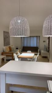 sala de estar con mesas, sillas y 2 luces en La Casita del Mar en Ostende