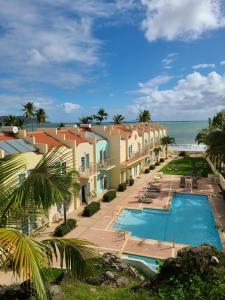 - Vistas a un complejo con piscina y al océano en Hotel Lucía Beach en Yabucoa