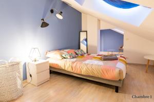 a bedroom with a bed and a white dresser at VILLA CITY GARDEN - Maison Spacieuse et Jardin - Proche Centre ville in Cholet