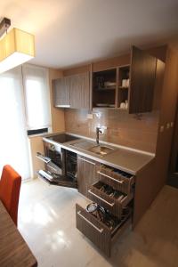 A kitchen or kitchenette at Apartment Rona Gajac
