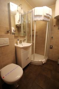 A bathroom at Apartment Rona Gajac