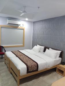 Postel nebo postele na pokoji v ubytování Soukyam Hotel