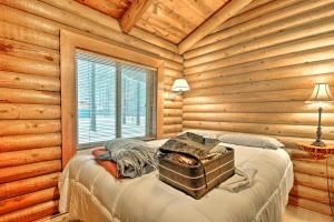 um quarto com uma cama num chalé de madeira em Pinetop Family Home 11 Miles to Rainbow Lake! em Indian Pine