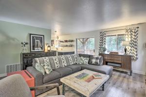 Φωτογραφία από το άλμπουμ του Cozy Cabin about 3 Mi to Lake Arrowhead Village! σε Lake Arrowhead