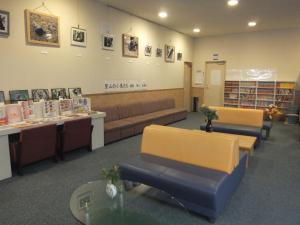 Un lugar para sentarse en Natural Onsen Hostel Hidamari no Yu