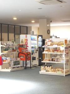 Supermercado u otro tipo de tienda en el hostal o alrededores