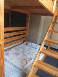 Una cama o camas en una habitación de Natural Onsen Hostel Hidamari no Yu