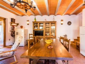 comedor con mesa de madera y sillas en Cortijo Fuente del Lino, en Cónchar