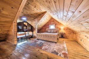 Habitación grande con 1 cama en una cabaña de madera. en Rangeley Retreat Cabin-Style Home Lake Access, en Rangeley