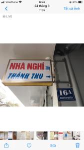una señal que dice mta giro a la derecha a través de en NHÀ NGHỈ THÀNH THU, en Hanói