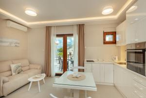 uma sala de estar com um sofá e uma mesa em Apartments Dabinovic em Kotor