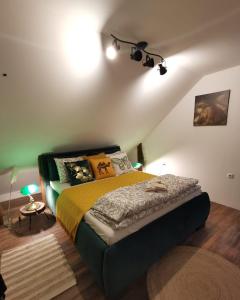 ein Schlafzimmer mit einem Bett in einem Zimmer in der Unterkunft Kuća za odmor Bakina Divljaka in Slavonski Brod