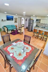 a living room with a table and chairs and a kitchen at Hermosa casa de campo en GUATAPÉ in Guatapé
