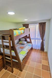 Bunk bed o mga bunk bed sa kuwarto sa Hermosa casa de campo en GUATAPÉ