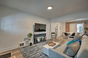 ein Wohnzimmer mit Couch und Kamin in der Unterkunft Chic SLC Townhome Hike, Ski, Shop and Explore! in Salt Lake City