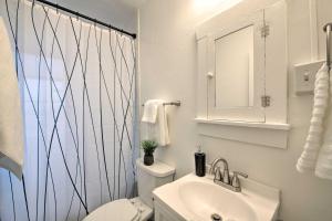 ein Badezimmer mit einer weißen Toilette und einem Waschbecken in der Unterkunft Chic SLC Townhome Hike, Ski, Shop and Explore! in Salt Lake City + 19 Fotos