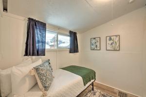 ein kleines Schlafzimmer mit einem Bett und einem Fenster in der Unterkunft Chic SLC Townhome Hike, Ski, Shop and Explore! in Salt Lake City