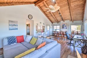 ein Wohnzimmer mit einem Sofa und einem Deckenventilator in der Unterkunft Breezy and Central Monterey Apt with Bay View! in Monterey