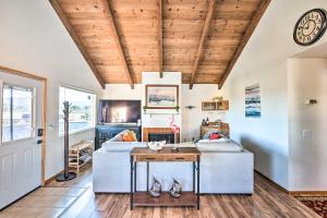 ein Wohnzimmer mit einem Sofa und einem Tisch in der Unterkunft Breezy and Central Monterey Apt with Bay View! in Monterey