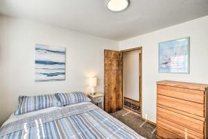 Katil atau katil-katil dalam bilik di Breezy and Central Monterey Apt with Bay View!