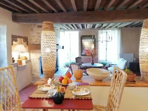 a kitchen and dining room with a table and chairs at Maison de l Évêque d'Ozenx in Ozenx