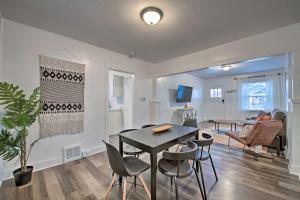 uma sala de estar com mesa e cadeiras em Modernized SLC Duplex with Yard about 4 Mi to Dtwn! em Salt Lake City