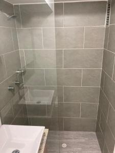 ein Bad mit einer Dusche und einem Waschbecken in der Unterkunft Apartamento en Ricaurte conjunto Puerto Azul Club House in Ricaurte
