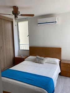 Un dormitorio con una cama grande y una ventana. en Apartamento en Ricaurte conjunto Puerto Azul Club House, en Ricaurte
