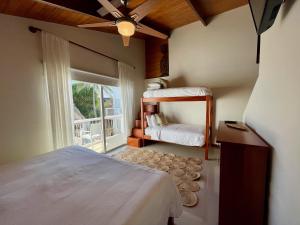 una camera da letto con un letto e una finestra di Mata Rocks Resort a San Pedro