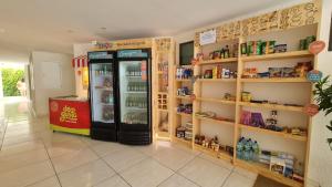 una tienda con dos máquinas de refrescos en una habitación en Aloha Residence, en Porto de Galinhas