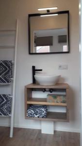 een badkamer met een wastafel en een spiegel bij Sea You Soon privé kamer met jacuzzi en sauna in Bredene