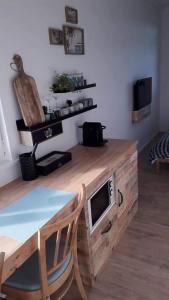 escritorio de madera con microondas encima en Sea You Soon privé kamer met jacuzzi en sauna, en Bredene