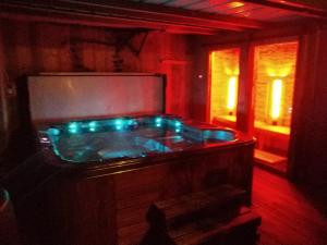 een bad met blauwe verlichting in een kamer bij Sea You Soon privé kamer met jacuzzi en sauna in Bredene