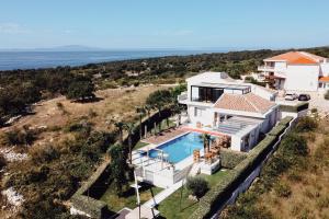 una vista aérea de una casa con piscina en Villa Petra, en Novalja