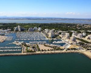 una vista aérea de un puerto deportivo con edificios y barcos en Vittoria Immobilier 4 - Rez-de-jardin - Terrasse - chèques vacances acceptés, en La Grande-Motte