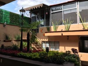 un bâtiment avec des plantes sur son côté dans l'établissement Casa de las Escaleras, à Pátzcuaro