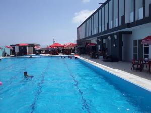 uma pessoa numa piscina ao lado de um edifício em Académico do Sal em Espargos