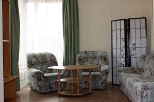 a living room with a table and two chairs at Jauku Erdvu &Scaron;ilta in Kaunas