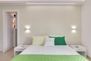 Posteľ alebo postele v izbe v ubytovaní LeMoon Holiday Home x7 con Terrazzo e Parcheggio - Sorrento Coast
