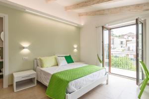 Posteľ alebo postele v izbe v ubytovaní LeMoon Holiday Home x7 con Terrazzo e Parcheggio - Sorrento Coast