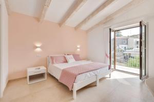 Posteľ alebo postele v izbe v ubytovaní LeMoon Holiday Home x7 con Terrazzo e Parcheggio - Sorrento Coast