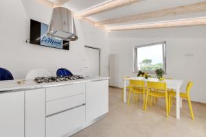 Kuchyňa alebo kuchynka v ubytovaní LeMoon Holiday Home x7 con Terrazzo e Parcheggio - Sorrento Coast