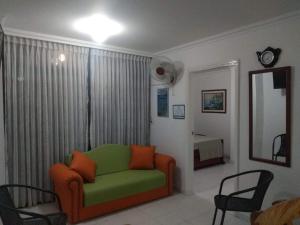 Зона вітальні в Acogedor apartamento a 15 metros del mar