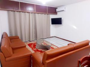 杜阿拉Superbe Studio dans un immeuble de haut standing的带沙发和椅子的客厅